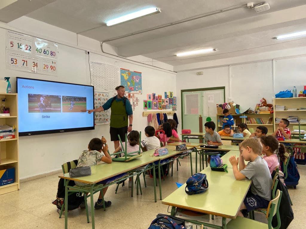 CEIPmanuelarome's tweet photo. ￼ Estas semanas ￼nuestros alumnos de primaria han trabajado en las clases de Inglés y Educación Física el béisbol. Se ha dado una sesión teórica explicando las reglas del deporte y otra práctica, todo ello en inglés. https://t.co/2HQwk1vKJU