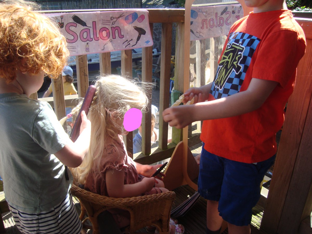 ELPSnursery's tweet photo. East Linton Hairdressers has officially opened!

"Can I make an appointment please? I need my hair done for the ballet"

"What colour would you like to go today?"

"Excuse me madam, I think your hair would be great pink!"
#childrenleadinglearning #beingme  #outdoorlearning https://t.co/pvo6za9mkN
