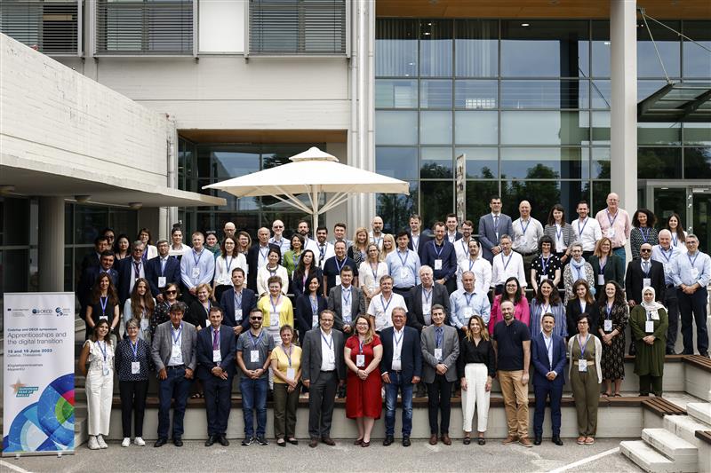 📷 Family photo time!

Cedefop/@OECD symposium on #DigitalApprenticeships in #Thessaloniki 

#ApprenEU #EuropeanYearOfSkills