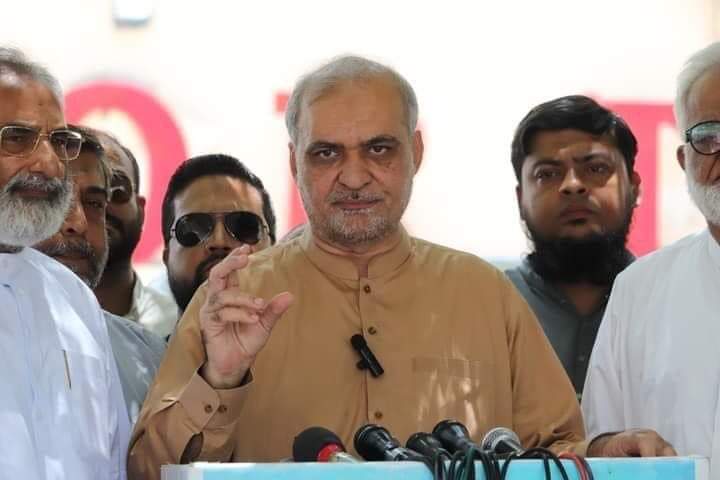Mehran_Khan313's tweet photo. جب ظالم سر عام اور دن دیہاڑے آپکے حق پہ ڈاکہ ڈالے تو ظالم کے جبڑے چیر کر اپنا حق لینا اور منوانا بھی ہمیں آنا چاہئے ۔
 اینٹ سے اینٹ بجا دیں۔ یہی وقت ہوتا ہے کاخِ اُمراء کے در و دیوار گرانے کا
#mayyorkarachi
#hafiznaeem
#facistPpp https://t.co/M6TyFP8HRp