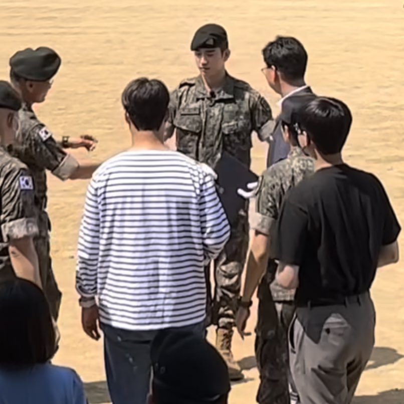 พลทหารพัคจินยอง! ใส่นาฬิกาที่ข้อมือกับชุดทหารและบทบาทหน้าที่และการเป็นผู้นำเขา🥹💚 #Jinyoung @jinyoung #GOT7