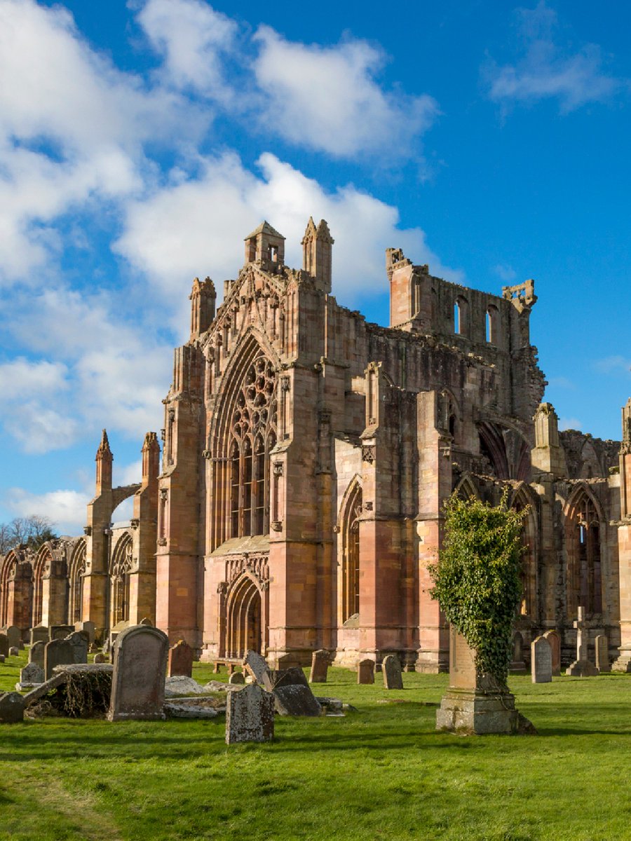 Did you know @BordersBookFest starts TODAY in #Melrose? 😍📚 And no trip to the #ScottishBorders would be complete without stopping at one of #Scotland's most famous ruins! ⚔️🛡️

📍 Melrose Abbey, @HereScotland