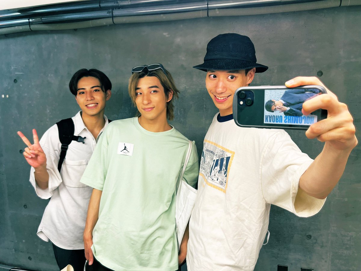 tolife1996's tweet image. #DEARBOYS 13日目ありがとうございました🏀

いよいよ千秋楽が見えてきましたか🤔
ここまで沢山のご来場、応援、本当にありがとうございます！
どうか最後まで宜しくお願い致します😳

りょうりょうコンビと♪♪
最高だよ皆明日も宜しく！！🎶

#とうや気配斬り楽しかったね