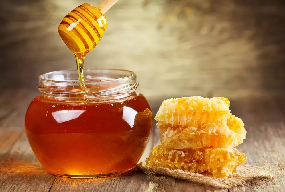 🍯 Le miel est le seul aliment qui ne pourrit pas ! 
En le créant les abeilles y ajoutent des substances qui permettent de le conserver extrêmement longtemps.
En produisant du miel, les abeilles retirent une grande quantité d’eau du nectar récolté sur les fleurs, ce qui permet