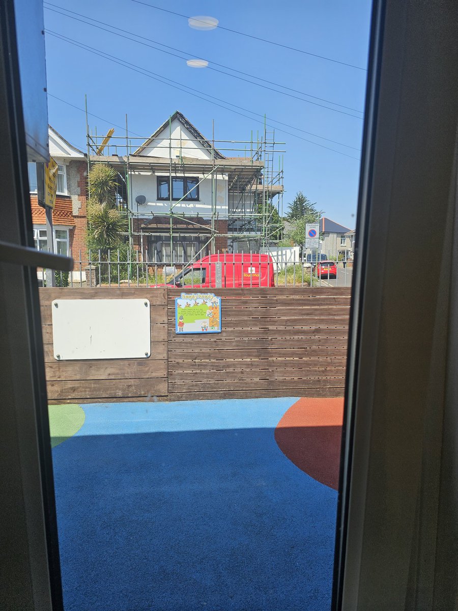 So despite a number of assurances that's the royal mail would stop their postman parking on a bend, on double yellows opposite a primary school, due to it being dangerous for the kids.....hes STILL parking there making road crossing dangerous! <a href="/ConorBurnsUK/">Sir Conor Burns</a> <a href="/Tobias_Ellwood/">Tobias Ellwood</a>