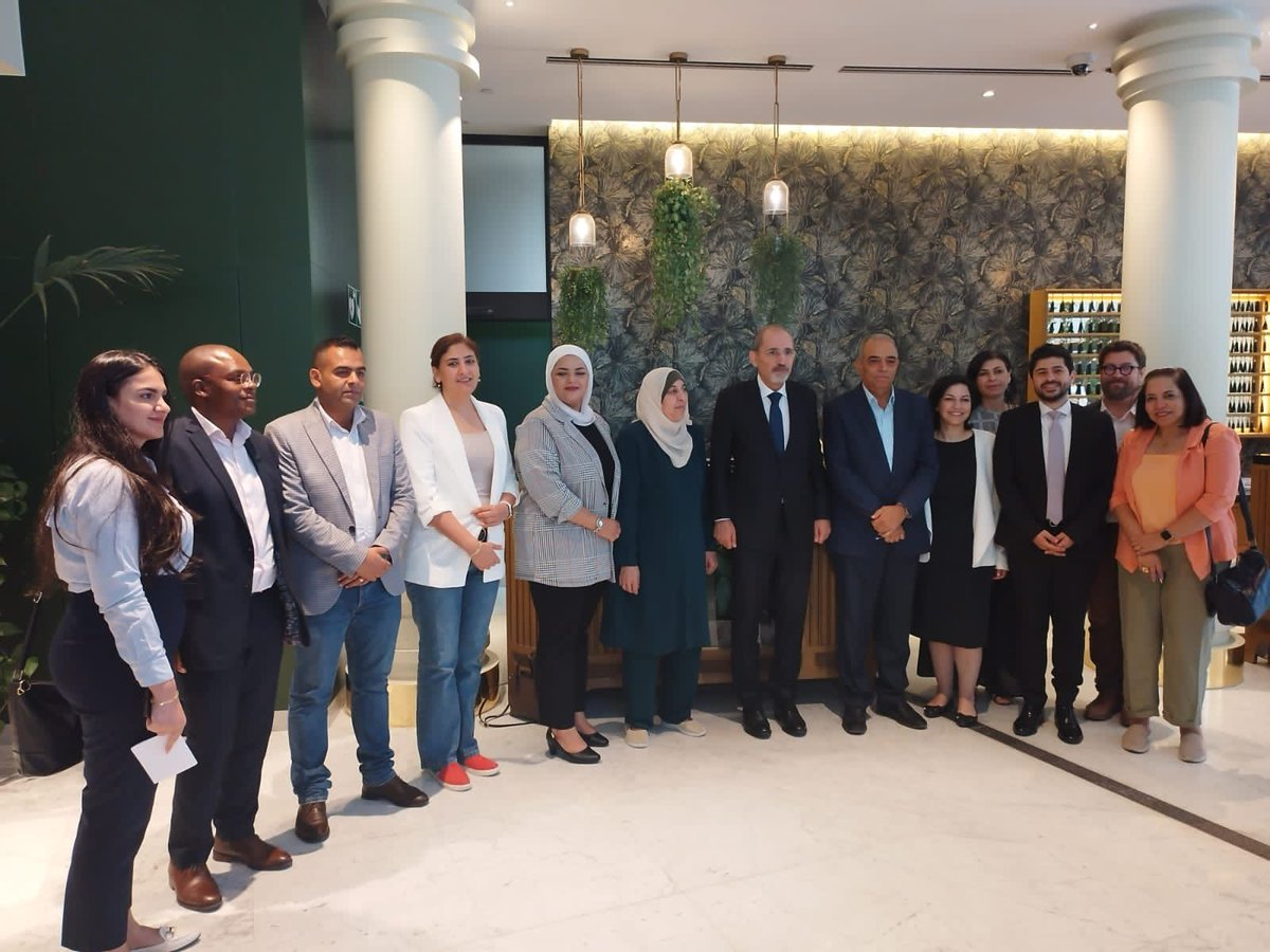 التقى نائب رئيس الوزراء ووزير الخارجية وشؤون المغتربين <a href="/AymanHsafadi/">Ayman Safadi</a>، اليوم، ممثلين عن مؤسسات المجتمع المدني الأردنية المشاركين في مؤتمر #بروكسل للحوار المدني، وثمّن الدور الذي تقوم به في مساعدة اللاجئين.
#SyriaConf2023

#الأردن

🇯🇴