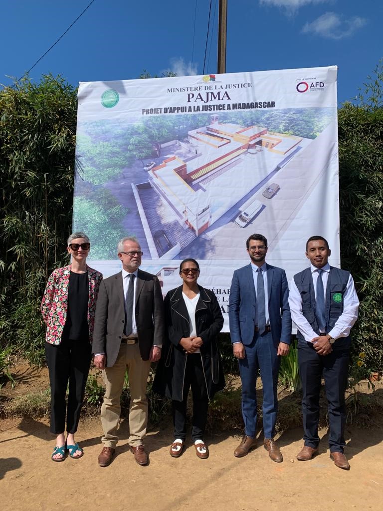 YvesGuicquero's tweet photo. Avec Mme le Ministre de la Justice pour le lancement des travaux de réhabilitation et d'extension de la Maison Centrale pour femmes de Manjakandriana, financés par @AFD_France dans le cadre du projet #PAJMA à #Madagascar. https://t.co/zgQxw5vXAy https://t.co/bIjyu2r1S8