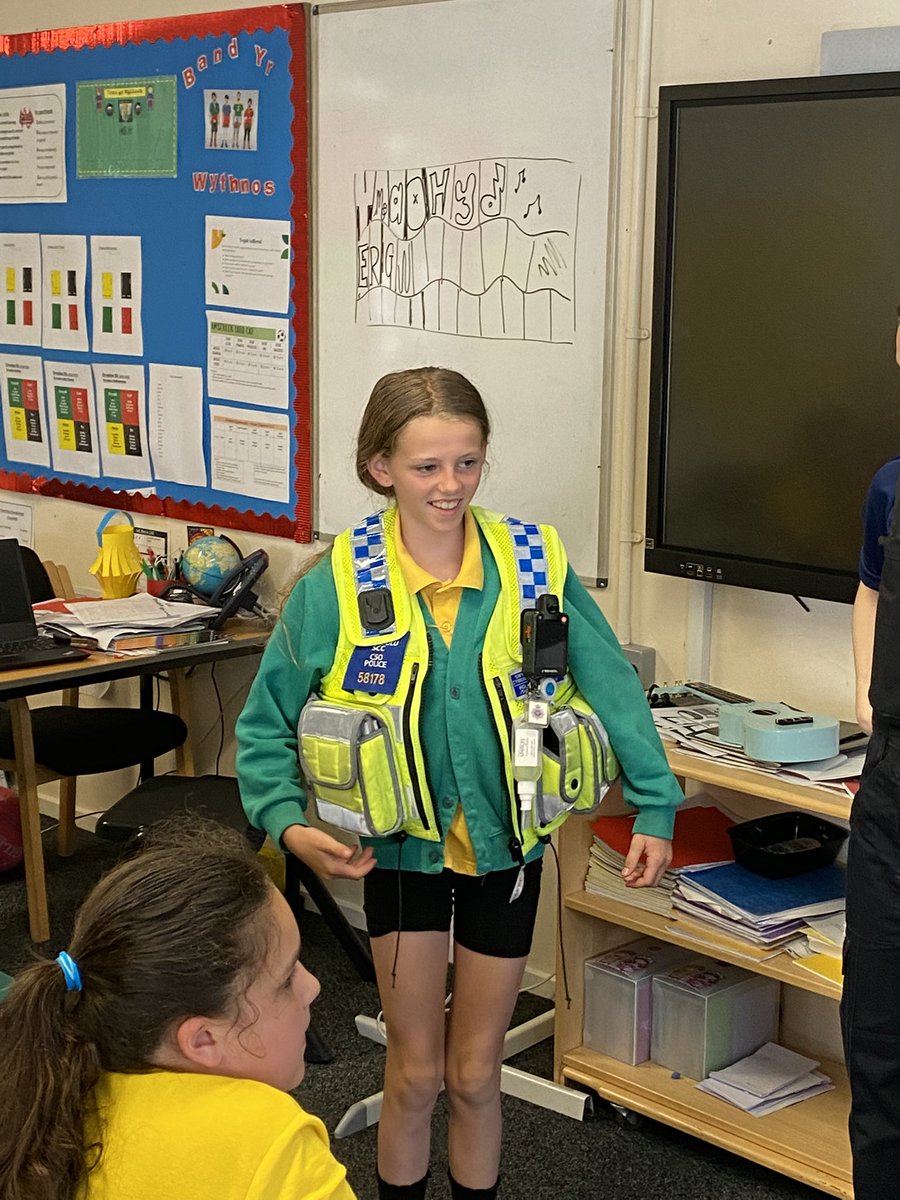 MrJonesPYP's tweet photo. Diolch yn fawr i’r Heddlu am ddod i siarad gyda ni heddiw! Roedd y disgyblion wir wedi mwynhau! https://t.co/jw75N5LiXK