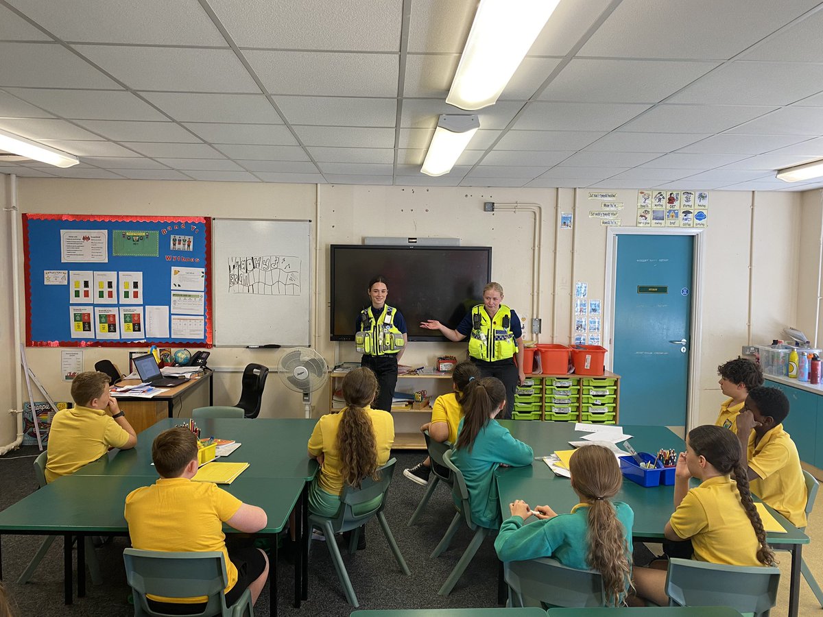 MrJonesPYP's tweet photo. Diolch yn fawr i’r Heddlu am ddod i siarad gyda ni heddiw! Roedd y disgyblion wir wedi mwynhau! https://t.co/jw75N5LiXK