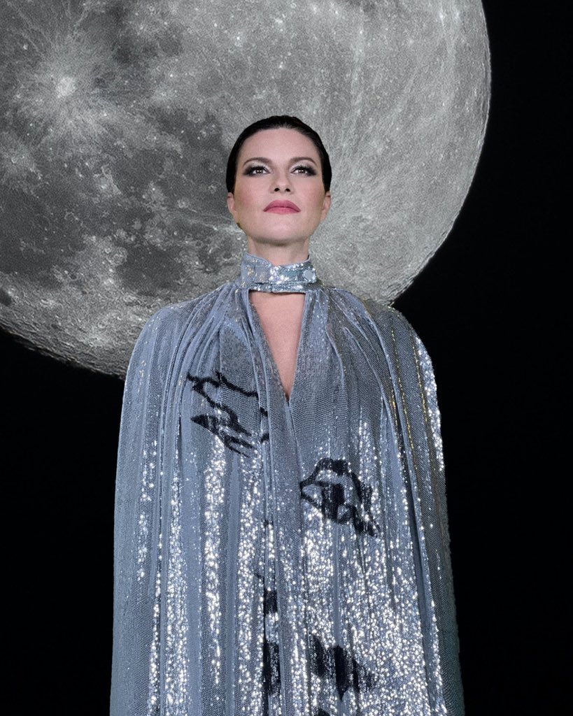 LauraPausini's tweet photo. Siete pronti a fare “Il primo passo sulla luna”? 🌕
Piccolo spoiler sul mio profilo TikTok…

Il mio nuovo singolo fuori a mezzanotte!
•
¿Estáis listos para dar 'Il primo passo sulla Luna'? 🌕
Pequeño spoiler en mi perfil de TikTok....

¡Mi nuevo single sale a medianoche!
•
Are you ready for "Il primo passo sulla luna"? 🌕
Little spoiler on my TikTok profile...

My new single out at midnight!
•
Estão prontos para dar “Il primo passo sulla luna”? 🌕
Pequeno spoiler no meu perfil do TikTok....

Meu novo single sai à meia-noite!
•
��tes-vous prêt à faire "Il primo passo sulla luna"? 🌕
Petit spoiler sur mon profil TikTok…

Mon nouveau single sort à minuit!

#IPPSL