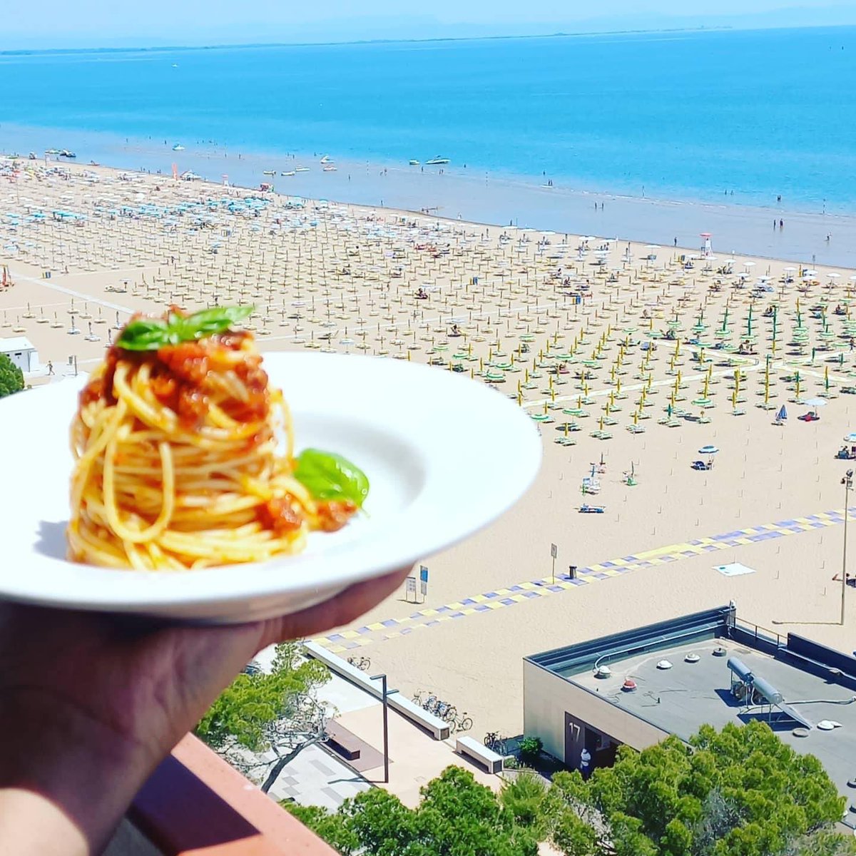 Buon pranzo a tutti! relax e vista mare… 😋 #food #foodporn #lignanosabbiadoro #lunch #spiaggia #mare #pranzo #piatto #pasta #spaghetti #pomodoro #estate
