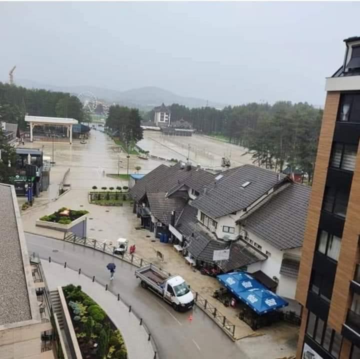 Colke027's tweet photo. Srbija, zemlja u kojoj poplavi planina. #zlatibor #poplave #junskekiše #srbija #planina https://t.co/QjtcXT12g4