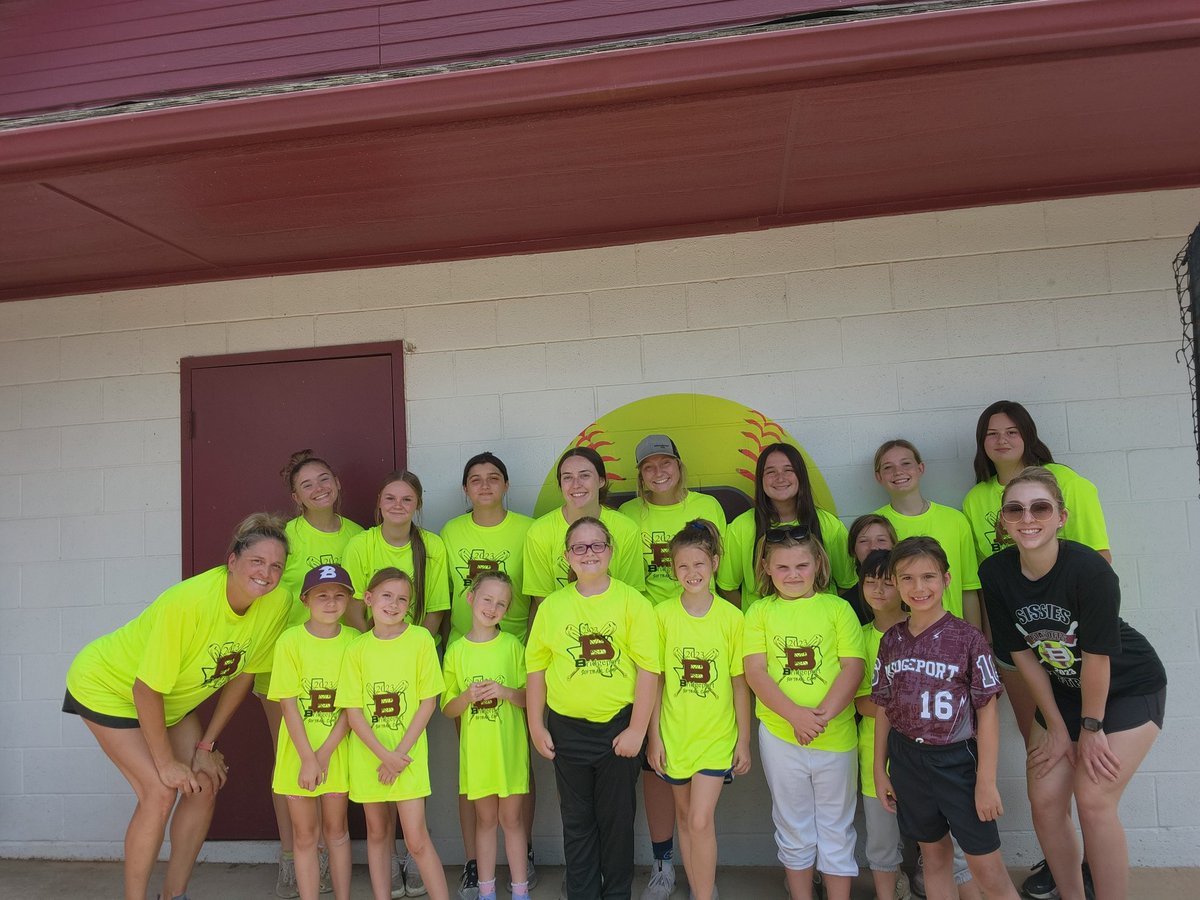 Sissiessoftbal1's tweet photo. What a fun way to spend the last two nights! These campers were awesome. They worked hard and had a blast. Thank you to all the coaches who helped out. Shout out to Coach Raz and Coach Jadyn. Softball camp 2023 is in the books. https://t.co/MzqR8XRZrn