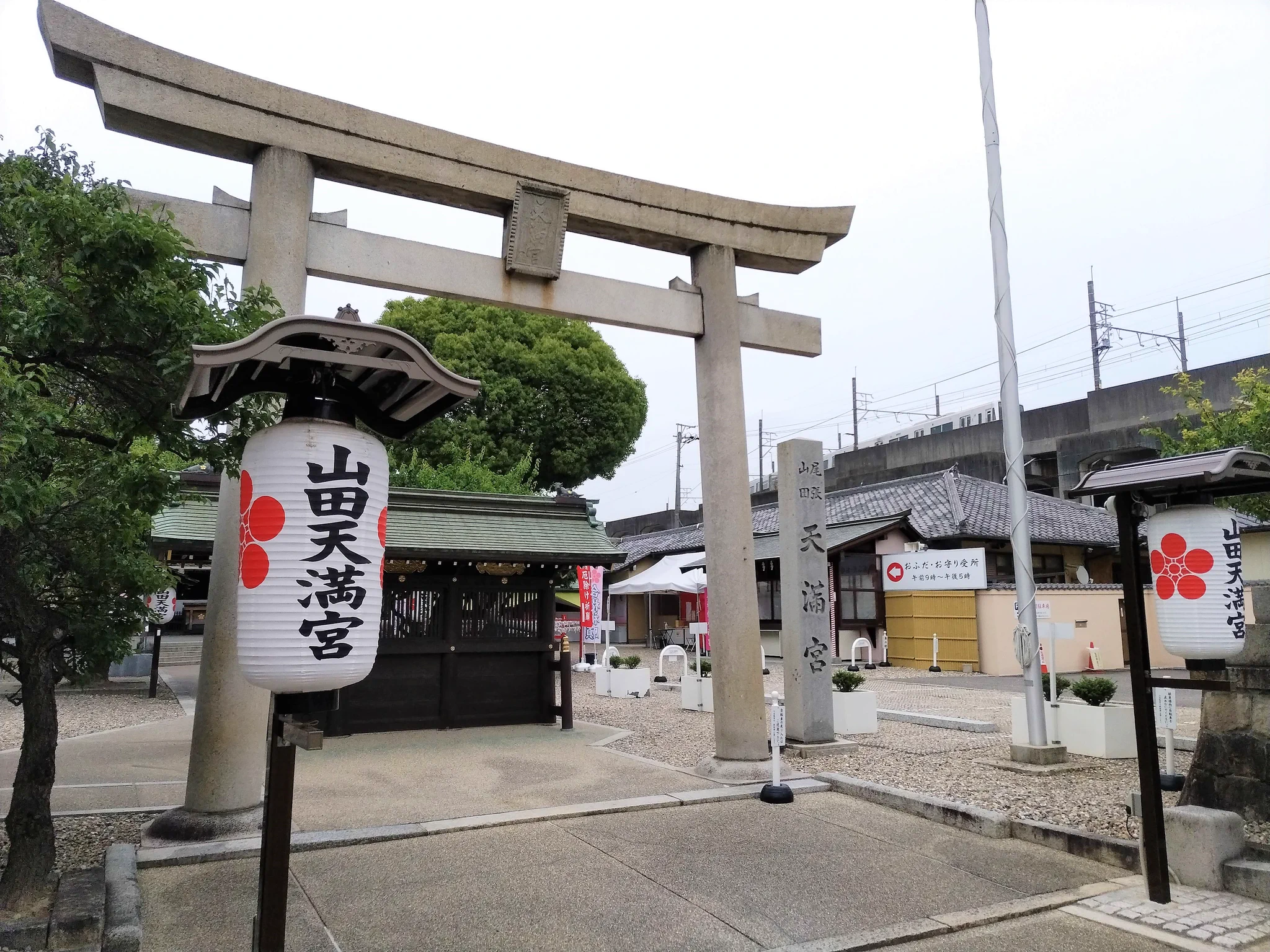 名古屋三大天神の一つに数えられる山田天満宮の境内にあるのが金運の御利益がヤバすぎる金神社（こがねじんじゃ）
作法に従ってお金や財布、宝くじなどを銭洗いをすると御利益があると言われています
地下鉄・JR・名鉄・ゆとりーとらいん大曽根駅から徒歩圏内です 