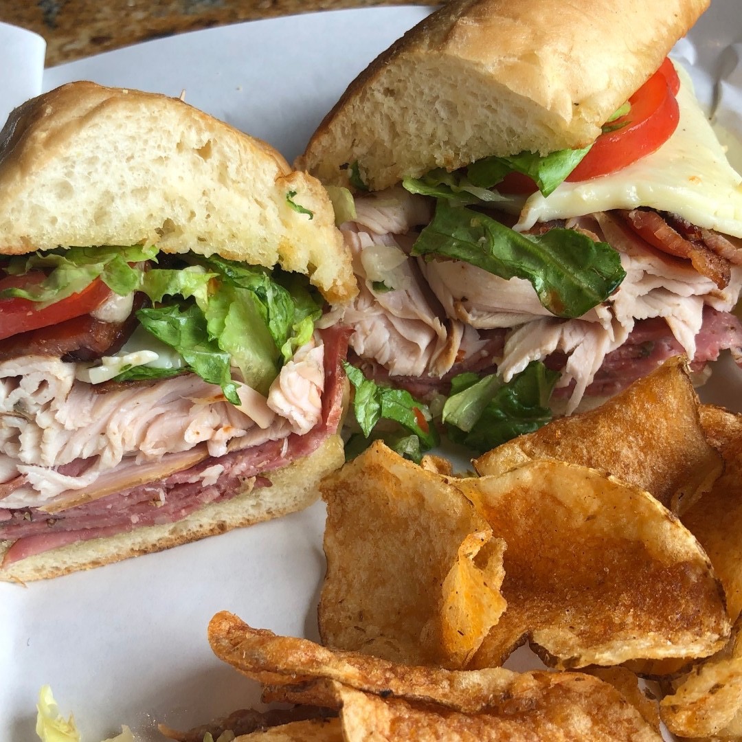 Smokin' Hot! 🔥
Craig's Hot Italian Sammy 🤤

Turkey, hot salami, bacon, pepper jack cheese, lettuce, tomato and dressing with one side. 

#sandwich #italiansandwich #daliessmokehouse #valleypark #kirkwood #bbq #smokedmeats #stlbbq #stleats #eatlocal #foodie #catering