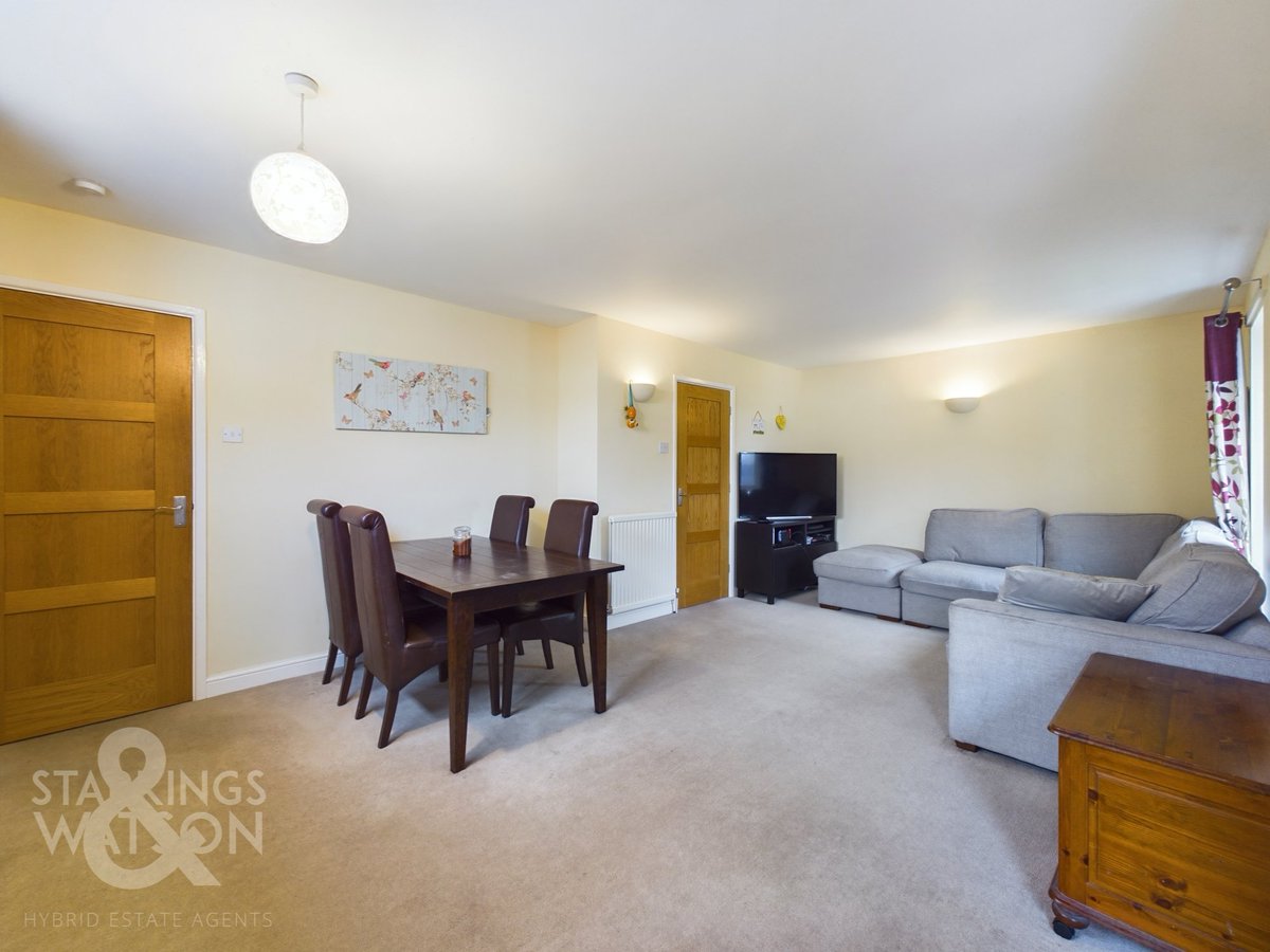 StarkingsWatson's tweet photo. Detached Bungalow | Planning Permission to Extend | 19' Sitting/Dining Room | Modern Re-fitted Kitchen | Study &amp; Garden Room | Two Double Bedrooms | Private Gardens &amp; Garage

Guide Price £300,000
📍 Wood Green, Salhouse
🏡 View Full Details Here: https://t.co/5doDn2Bwlb https://t.co/vqAPltSyKO