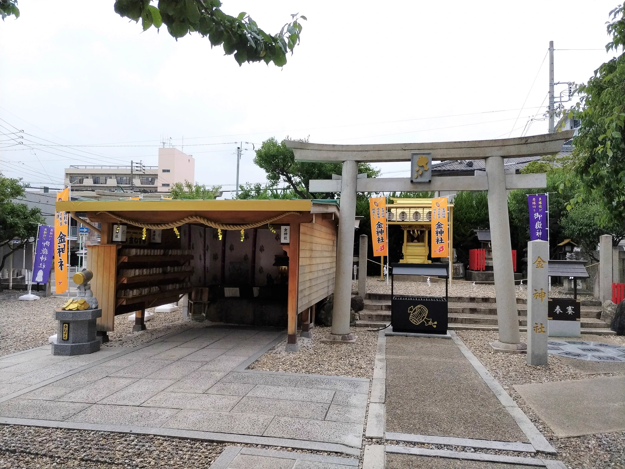 名古屋三大天神の一つに数えられる山田天満宮の境内にあるのが金運の御利益がヤバすぎる金神社（こがねじんじゃ）
作法に従ってお金や財布、宝くじなどを銭洗いをすると御利益があると言われています
地下鉄・JR・名鉄・ゆとりーとらいん大曽根駅から徒歩圏内です 