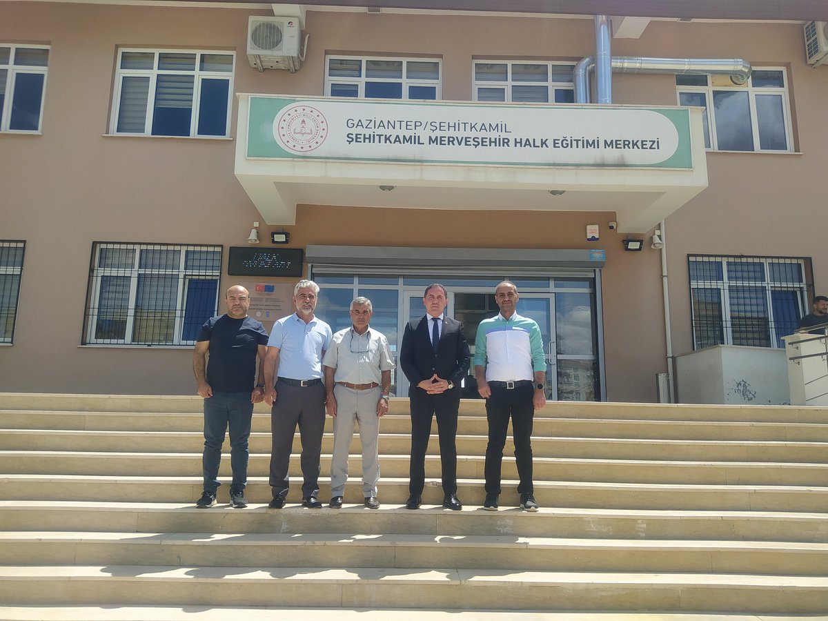 Daire başkanımız sayın Ferhat Davran kurumumuzu ziyaret edip, kurum idareci ve öğretmenlerimizle toplantı gerçekleştirdi. <a href="/burakfettahogl/">Burak FETTAHOĞLU</a> <a href="/ferhatdavran/">Ferhat DAVRAN</a> <a href="/mebhbogm/">MEB Hayat Boyu Öğrenme Genel Müdürlüğü</a> <a href="/yasintepe/">Yasin TEPE</a> <a href="/Halit__Ates/">Halit ATEŞ</a> @GaziantepHBO <a href="/yagcimehmet27/">Mehmet YAĞCI</a> <a href="/SehitkamilMEM/">Şehitkamil İlçe Milli Eğitim Müdürlüğü</a>