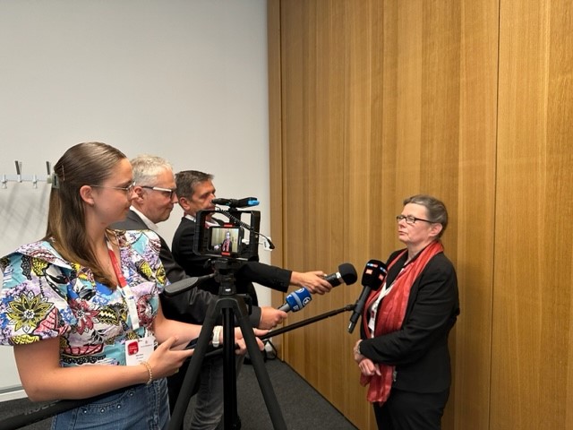Anwaltverein's tweet photo. DAV in medialer Action beim #Anwaltstag23: Präsidentin Kindermann im Gespräch mit diversen Journalist:innen, Hauptgeschäftsführerin Ruge im Podcast mit dem @SWRpresse. https://t.co/PKc4MUlquL
