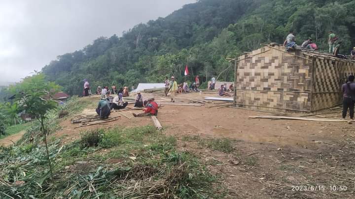 On the ocassion of the 88th YMA Day, members of #Vaitin branch YMA in Aizawl dist celebrated the day by constructing new relief camps for internally displaced Zofate from Manipur.
#YMADay #Mizo #Tlawmngaihna  #Mizoram #Manipur #Zofate