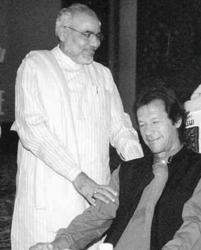 Modi is giving shoulder massage to Imran Khan..