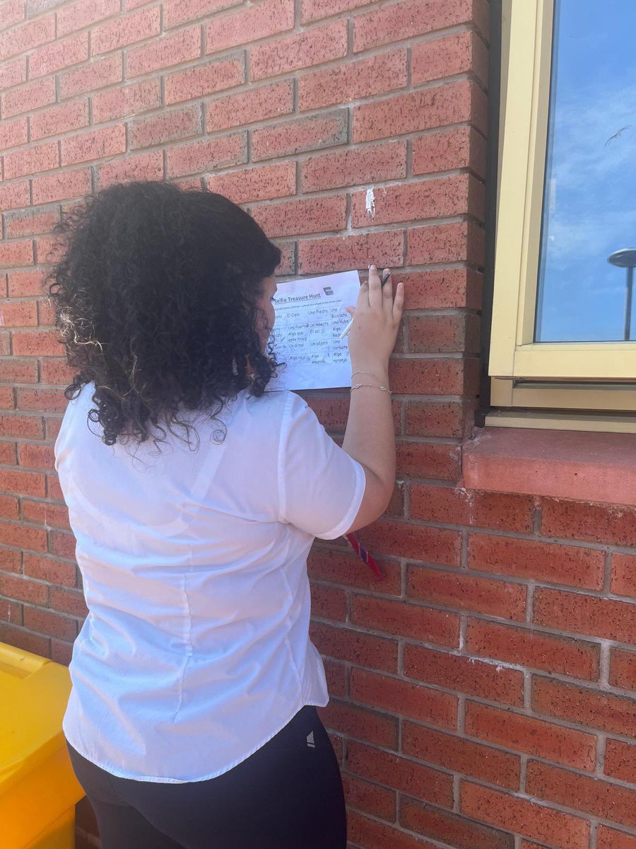 Some of our ML superstars making the most of the sunshine with our Selfie Treasure Hunt challenge and our ping pong vocab challenge 🇩🇪🇫🇷🇪🇸