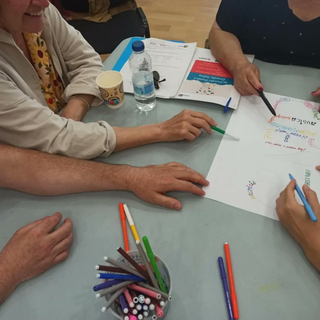 FTranvia's tweet photo. Compartimos unas fotos  del taller formativo que realizamos el lunes con l@s voluntari@s de comandos lectores. Fue una jornada muy agradable, dónde pudimos conocernos y compartir experiencias de nuestra labor. 
Por otro lado hicimos un bonito taller de la mano de @karmelechu https://t.co/yxBgnKTZUc