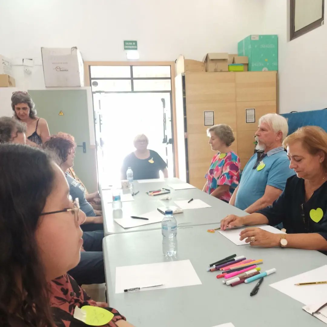 FTranvia's tweet photo. Compartimos unas fotos  del taller formativo que realizamos el lunes con l@s voluntari@s de comandos lectores. Fue una jornada muy agradable, dónde pudimos conocernos y compartir experiencias de nuestra labor. 
Por otro lado hicimos un bonito taller de la mano de @karmelechu https://t.co/yxBgnKTZUc