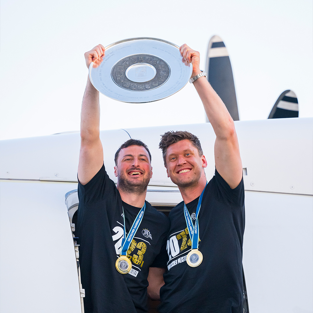 thw_handball's tweet photo. Rückblick Sonntag Teil 3: Die Schale ist zurück in Kiel!
📌 Flughafen Kiel
#WirSindKiel #NurMitEuch #DM23 https://t.co/Ig0k47IG0m