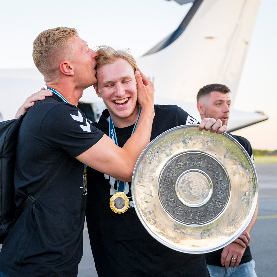 thw_handball's tweet photo. Rückblick Sonntag Teil 3: Die Schale ist zurück in Kiel!
📌 Flughafen Kiel
#WirSindKiel #NurMitEuch #DM23 https://t.co/Ig0k47IG0m