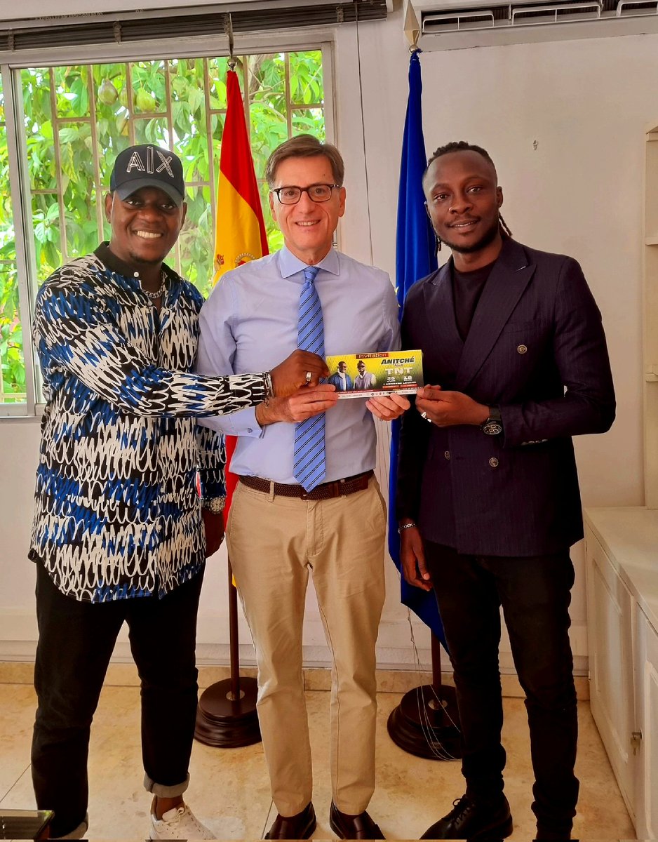 RafaSorianoO's tweet photo. Hereux de recevoir @MaydiTNT @Gome_Jo #TNT (Tout Notre Talent), et mon invitation pour son concert de lancement du #ANITCHETOUR le 25 Juin à l'espace Ménékré. Une soirée musicale #Afromix qui s'annonce spectaculaire et pleine de surprises @belgiumabidjan !!!! https://t.co/W56mm7H4Gc