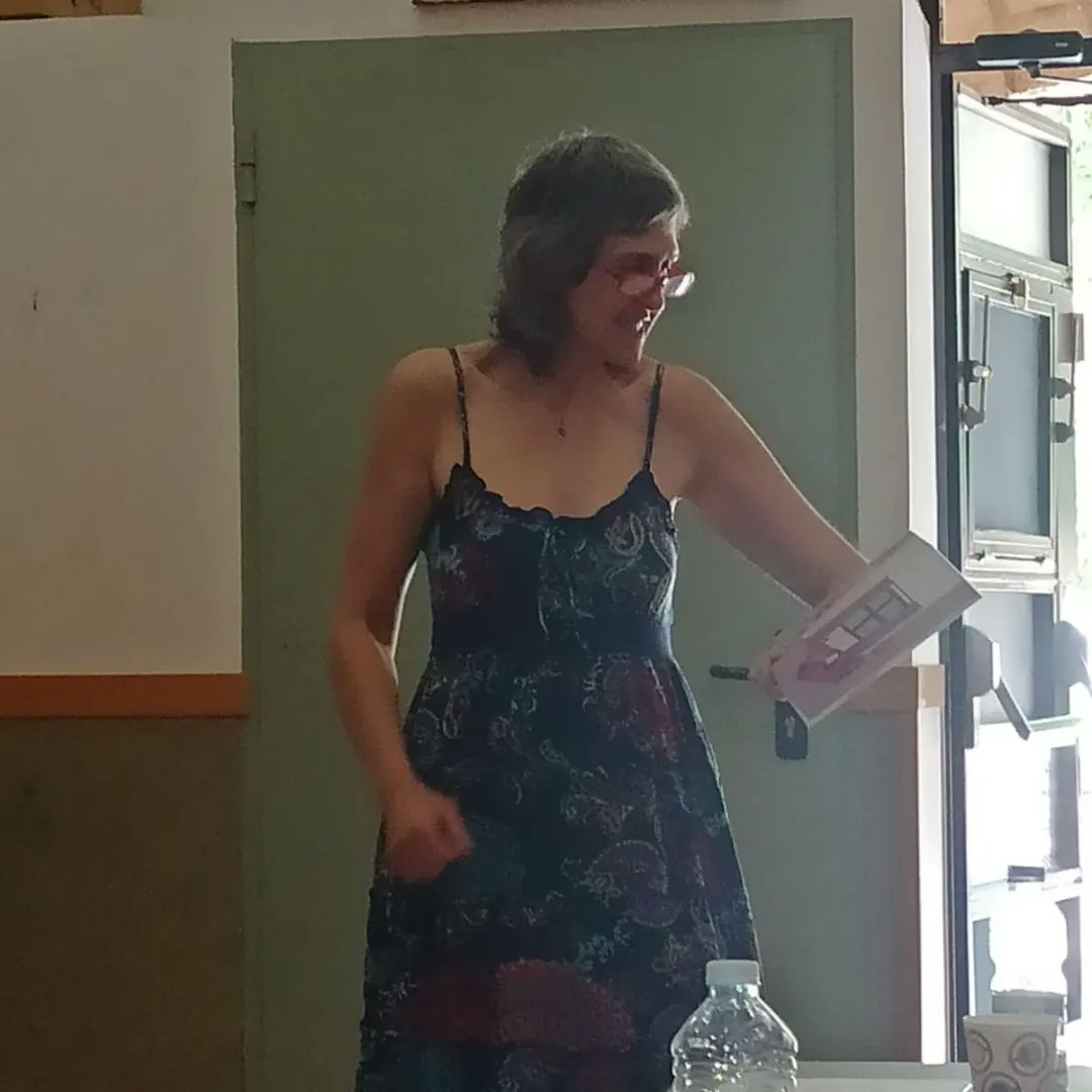 Compartimos unas fotos  del taller formativo que realizamos el lunes con l@s voluntari@s de comandos lectores. Fue una jornada muy agradable, dónde pudimos conocernos y compartir experiencias de nuestra labor. 
Por otro lado hicimos un bonito taller de la mano de @karmelechu