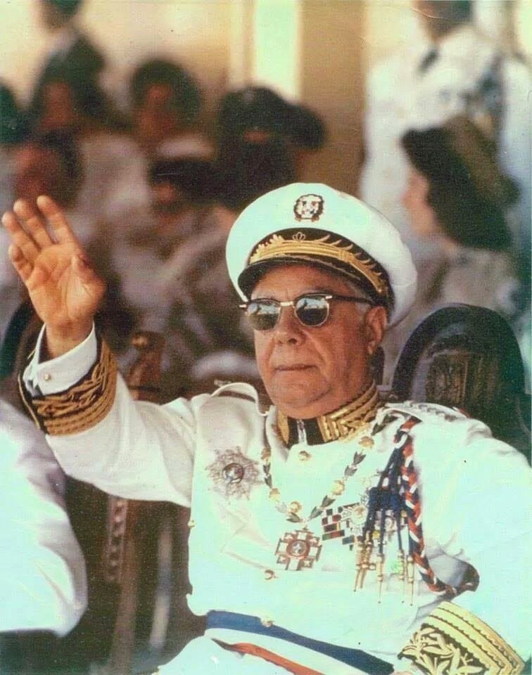 9/23 Si usted se voló sus clases de historia, aquí les dejo un poco de contexto: Los años que este “Abuelisimo” estuvo al mando del país son conocidos como ​una de las tiranías​ más sangrientas de América Latina, acusado de acabar con la vida de más 50 000 personas.