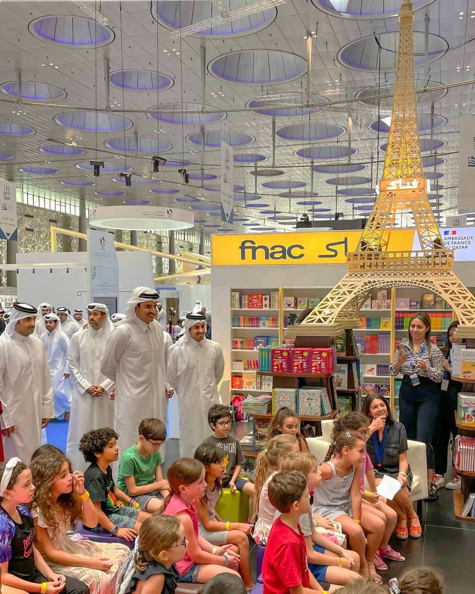 يشرفني توقف صاحب السمو الامير  @tamimbinhamad في جناح 🇫🇷 بمعرض الكتاب و الوقت التي أمضاه مع الأطفال الحاضرين في ورشة القراءة.
@FnacQatar @ifqdoha 
#DIBF2023 #BookFair #SalonDuLivre