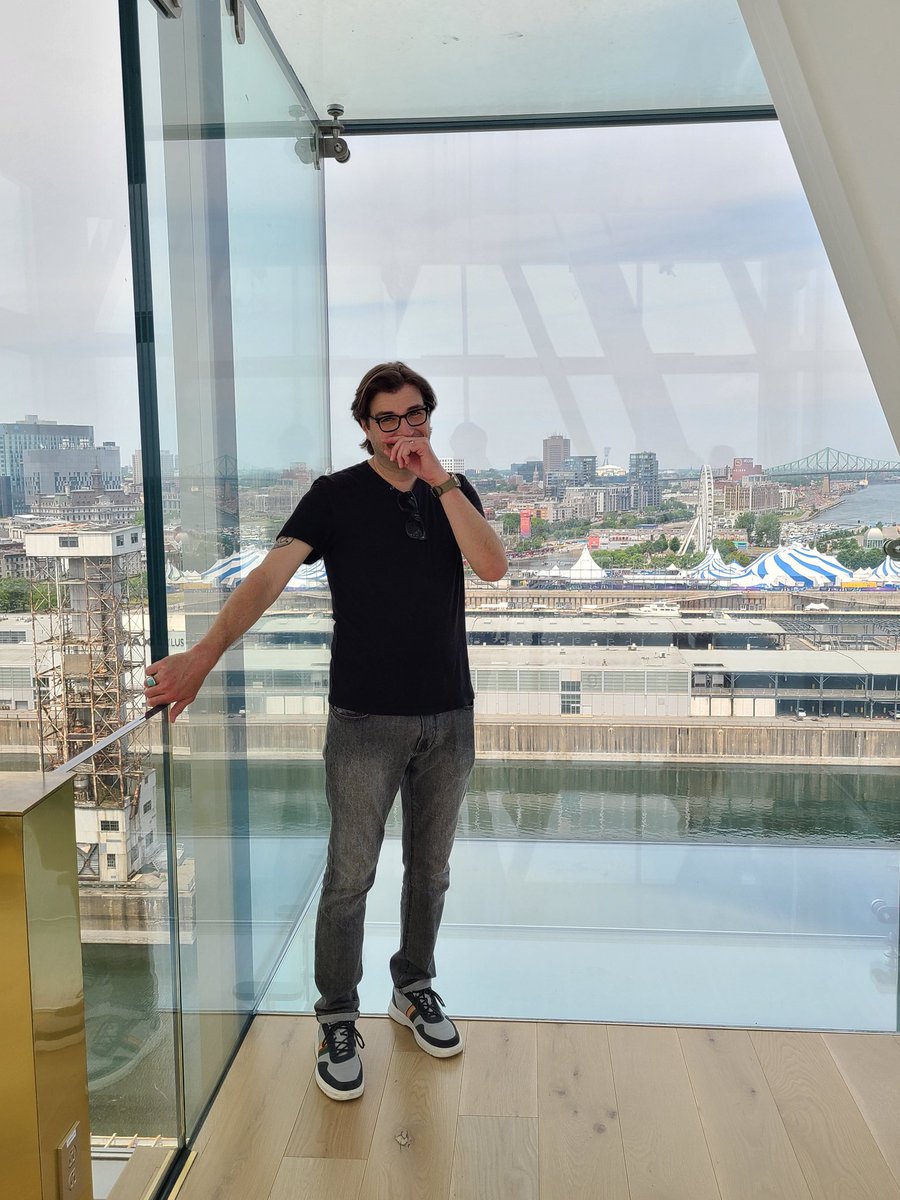 themeatmagi's tweet photo. ridiculously scary observation tower with a glass floor.  #mtl https://t.co/gm85ptal1Z
