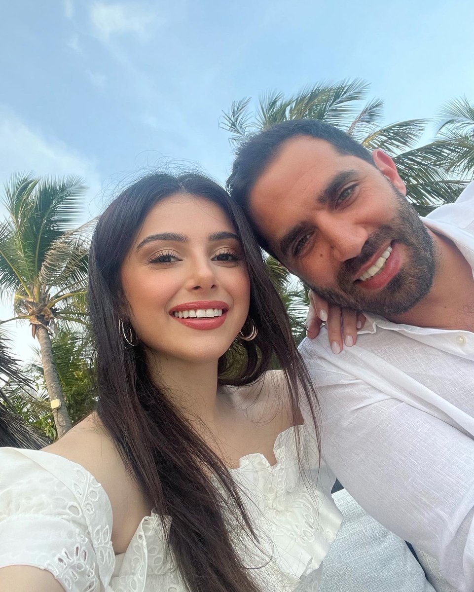 marittahallani's tweet photo. you, me &amp; the sea 🌊 https://t.co/SIGiNeUdNv