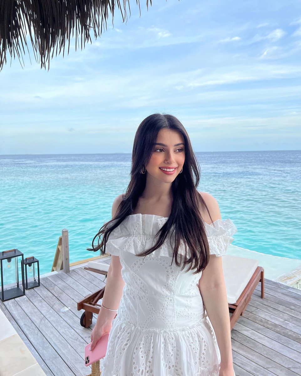 marittahallani's tweet photo. you, me &amp; the sea 🌊 https://t.co/SIGiNeUdNv