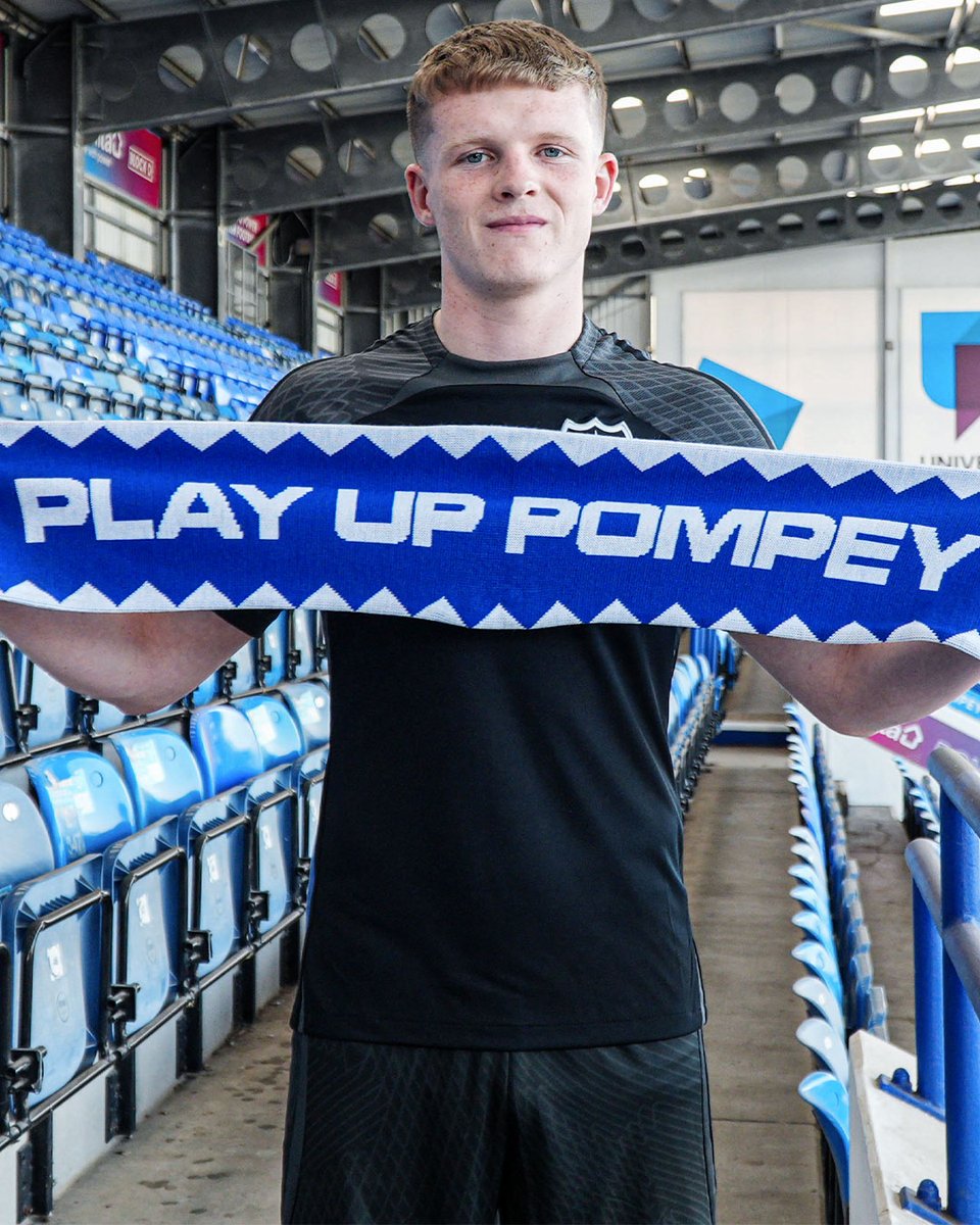 Pompey's tweet image. Obligatory scarf pic 🧣

#Pompey