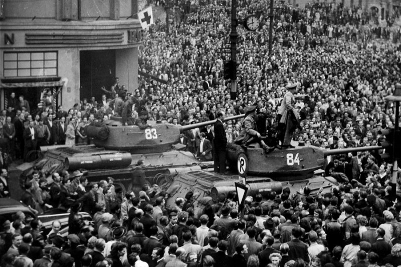 ulky's tweet photo. Zwischen #17Juni53 + #UkraineKrieg gibt es direkte Verbindungen + Parallelen. In beiden Fällen bedrohten #Demokratie-/#Freiheits-Bewegungen die Macht eines imperialistischen Regimes, dass diese mutigen Menschen als Faschisten bzw. Nazis diffamierte und mit Waffengewalt ermordete. https://t.co/NkP4IXfN9w