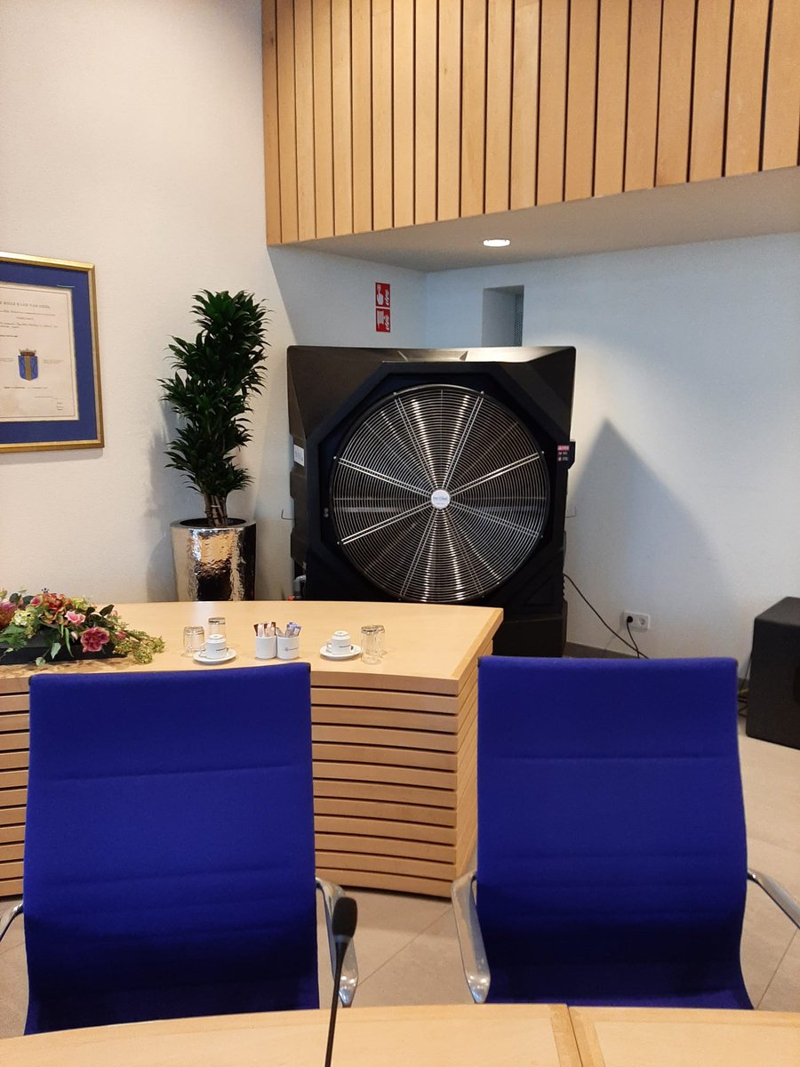 Ook in de raadzaal zijn extra maatregelen getroffen ivm de warmte. Vanavond begint om 20.00 uur de beeld- en oordeelvormende vergadering. 
Zie voor de agenda pijnacker-nootdorp.raadsinformatie.nl/vergadering/10… #deraadvergadert #asielopvang #huisvestingsverordening #verdurzaming #woningvoorraad #jeugdhulp