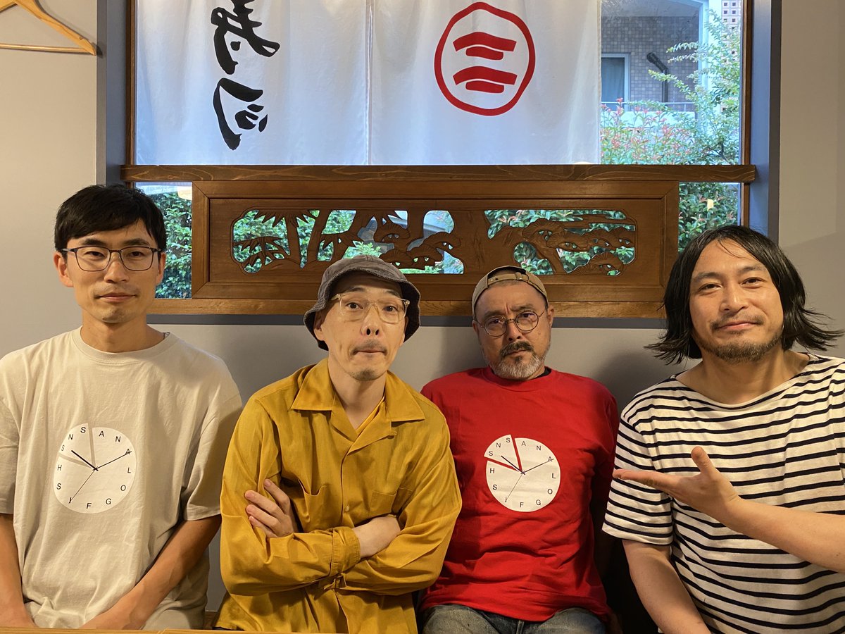 Analogfishinfo's tweet photo. Analogfishが長年お世話になっているPA齋須さんが還暦を迎えました㊗️🎉
みんなでお祝いです。
これからも末永くよろしくお願いします！

#Analogfish #華甲祝い #時計Tシャツ https://t.co/IZVo4YXLqZ