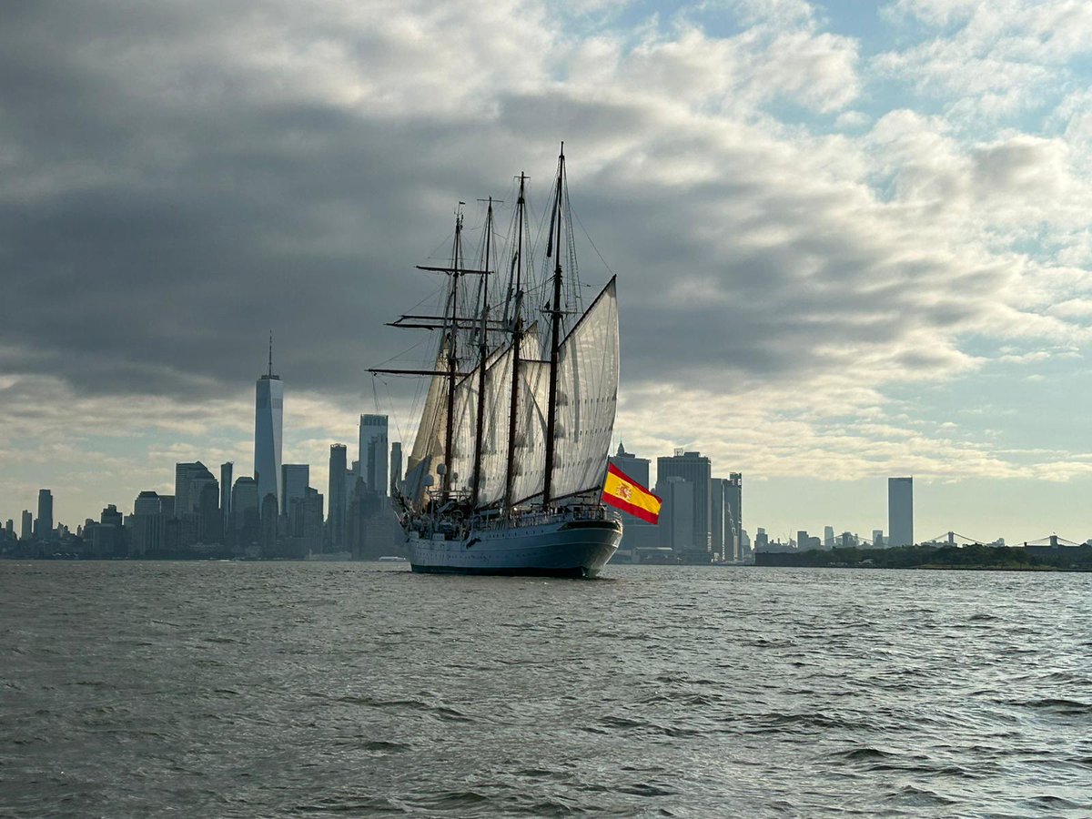 Armada_esp's tweet photo. El Buque Escuela #JuanSebastiánDeElcano ha efectuado hoy su entrada en el puerto de #NuevaYork, dejándonos estas increíbles imágenes.
Es la 32º vez que atraca en esta ciudad, siendo el puerto extranjero más visitado por nuestro buque escuela.

#SomosLaArmada🇪🇸⚓️ https://t.co/Okc5aqPL5j