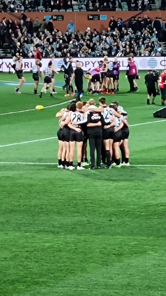 Josh Carr brought the mids into a huddle before they returned to the rest of the group from their warm up.

This guy's cooking.

#AFLPortCats