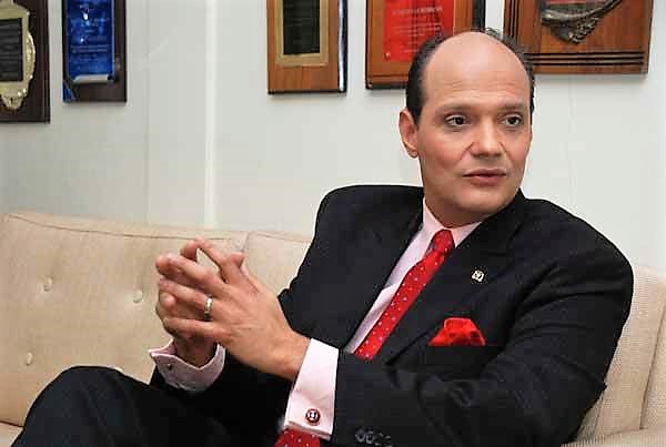 11/23 Entonces el señor Ramfis es nacido en New York, por lo que su primera ciudadanía es Estadounidense (y hasta la fecha no conocemos ningún caso de una gente que haya dejado ese pasaporte azul por uno dominicano). Pero na’ el por ese chin no puede.

Ahora bien ⬇️⬇️