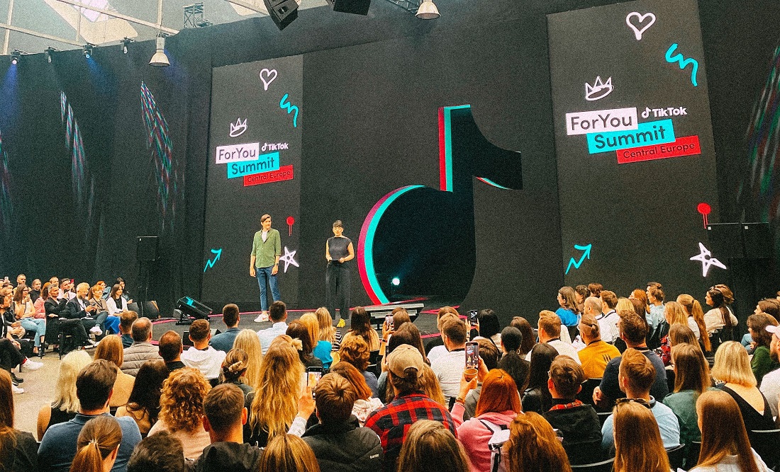 Acomware's tweet photo. Novinky.👍 Trendy. 💡Co frčí v designu🎨 i na TikToku? ✅ Vyrazili jsme načerpat pořádnou dávku inspirace do Varšavy na skvělý TikTok Summit a do Bratislavy na By Design Conference 2023. Byly to dny plné novinek i nových kontaktů! https://t.co/7e8BxpBvEk