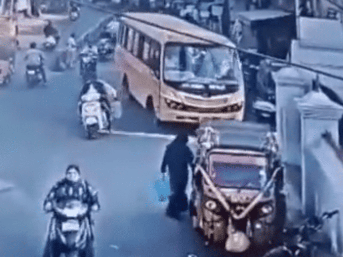 Deccan_Cable's tweet photo. Hyderabad: In a shocking incident, an elderly woman who was crushed by a school bus at Mirchowk died after allegedly being denied admission to two different hospitals in the city. The woman Tasneem Kauser aged around 50 years, a resident of Mandi Mir Alam, was walking on the road https://t.co/12RZc0h92P
