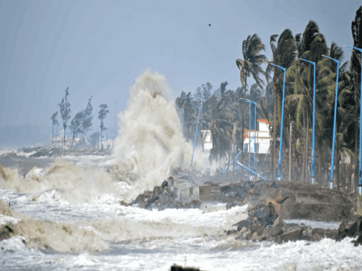 Deccan_Cable's tweet photo. Kutch: With Cyclone Biparjoy set to make landfall near Jakhau Port in Gujarat’s Kutch district on Thursday, the latest weather update issued by the India Meteorological Department (IMD) has warned of heavy rain and thundershowers, accompanied by maximum surface wind speeds of 65- https://t.co/owgJxQQr44