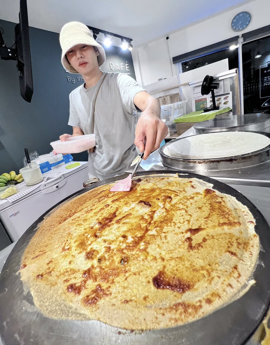 arepeck6's tweet photo. Wow,😁😋 The crepe looks yummy and delicious! 😋 You take crepes to a whole new meaning. These foods are making my mouthwatering. 🤤 I can almost taste it. I'm getting hungry! 🤤😋 น่าอร่อยจัง! ❤️
#CrepeCafeByเครปแป้งอร่อย
#crepe #Crepecafe
#เป๊กผลิตโชค #PeckPaLitChoke
Cr. katika https://t.co/MtP3RHEZLm