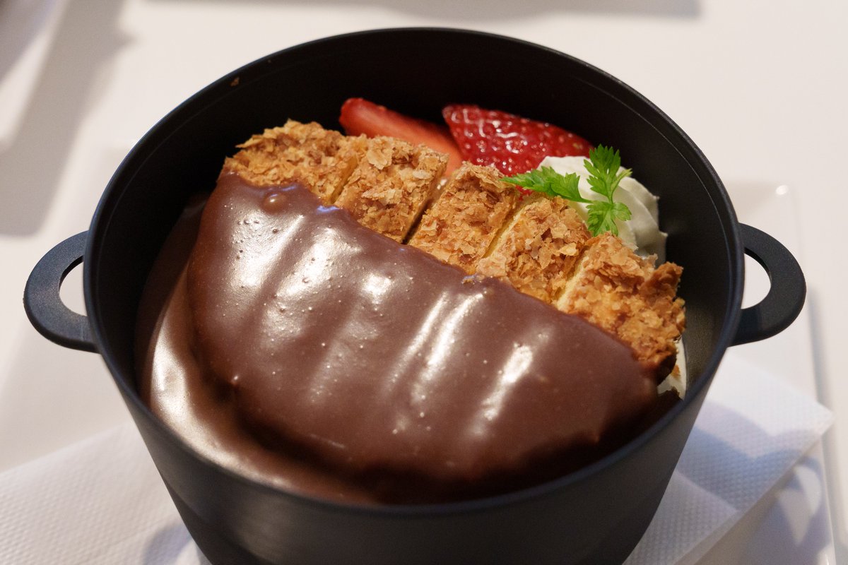 Ichiban_Japan's tweet photo. Une adresse unique au nord de Kyoto : le chef pâtissier s'amuse à créer des trompe-l'œil en proposant des desserts représentant des plats japonais : Katsukare, Gyudon, Ramen, etc.
Et le goût est également au rendez-vous 😍🔥
📍Un.Donpuri (ville de Fukuchiyama) https://t.co/yETQvxwvJD