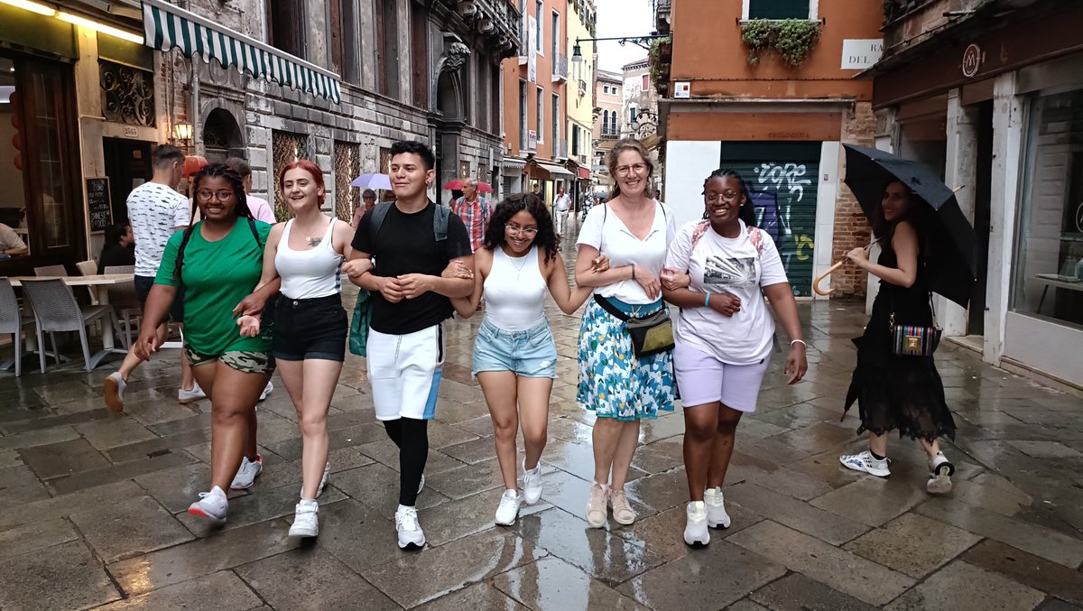 FMontemadrid's tweet photo. 📷Disfrutando de Italia: así están Liseth, Alba, Daniel, Yaiza, Diego, Ana, Divina, Sandra y Ronny. Los nueve estudiantes de nuestra 3ª promoción de #ProgramasProfesionales que han logrado una de las becas #ErasmusPlus a Vicenza para este mes. https://t.co/LNMVfPG9kf